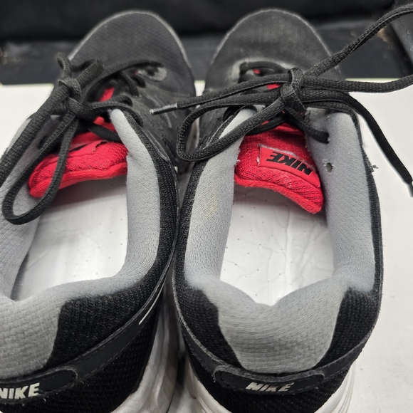 Nike Black and‎ Red Athletic Sneakers main image 6